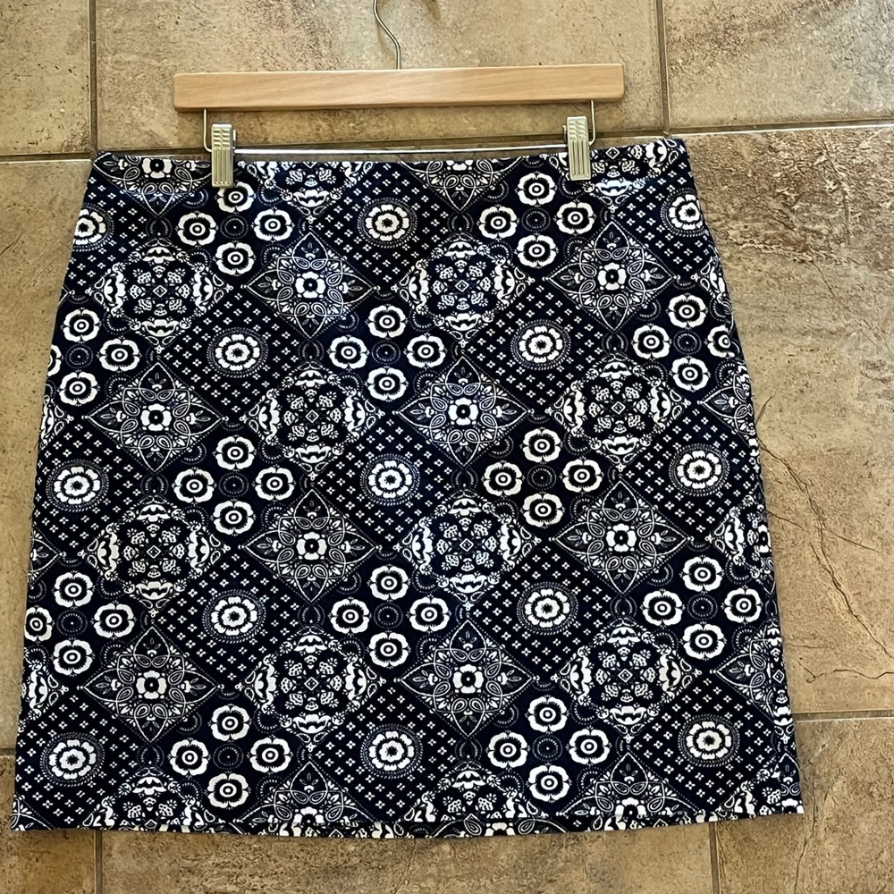 Talbots Women’s Size 14 Navy Blue and White Bandana Print Pencil Skirt Lines